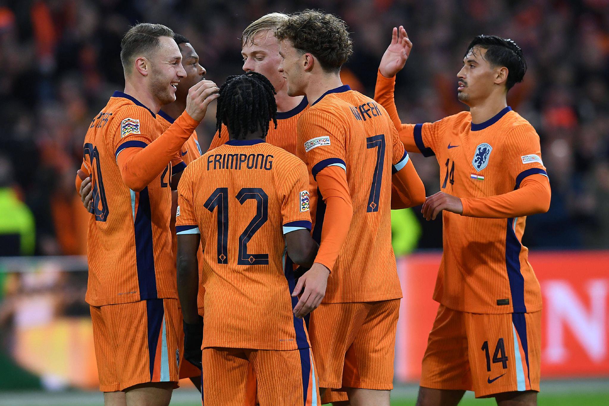 关于荷兰队在亚洲杯赛中表现抢眼，受到球迷热烈支持的信息