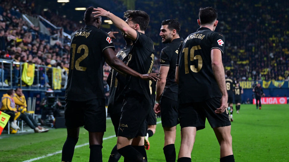 包含塞维利亚客场惨败巴伦西亚，排名下滑的词条