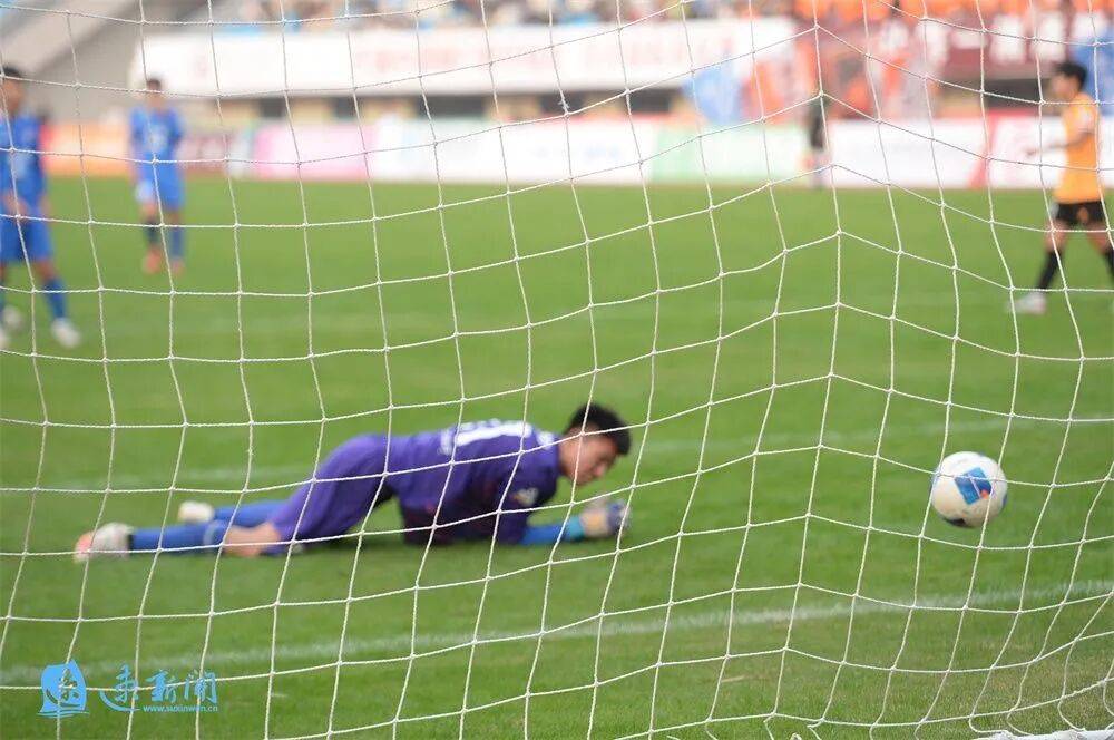 紧张激烈的场面，球员们全力以赴