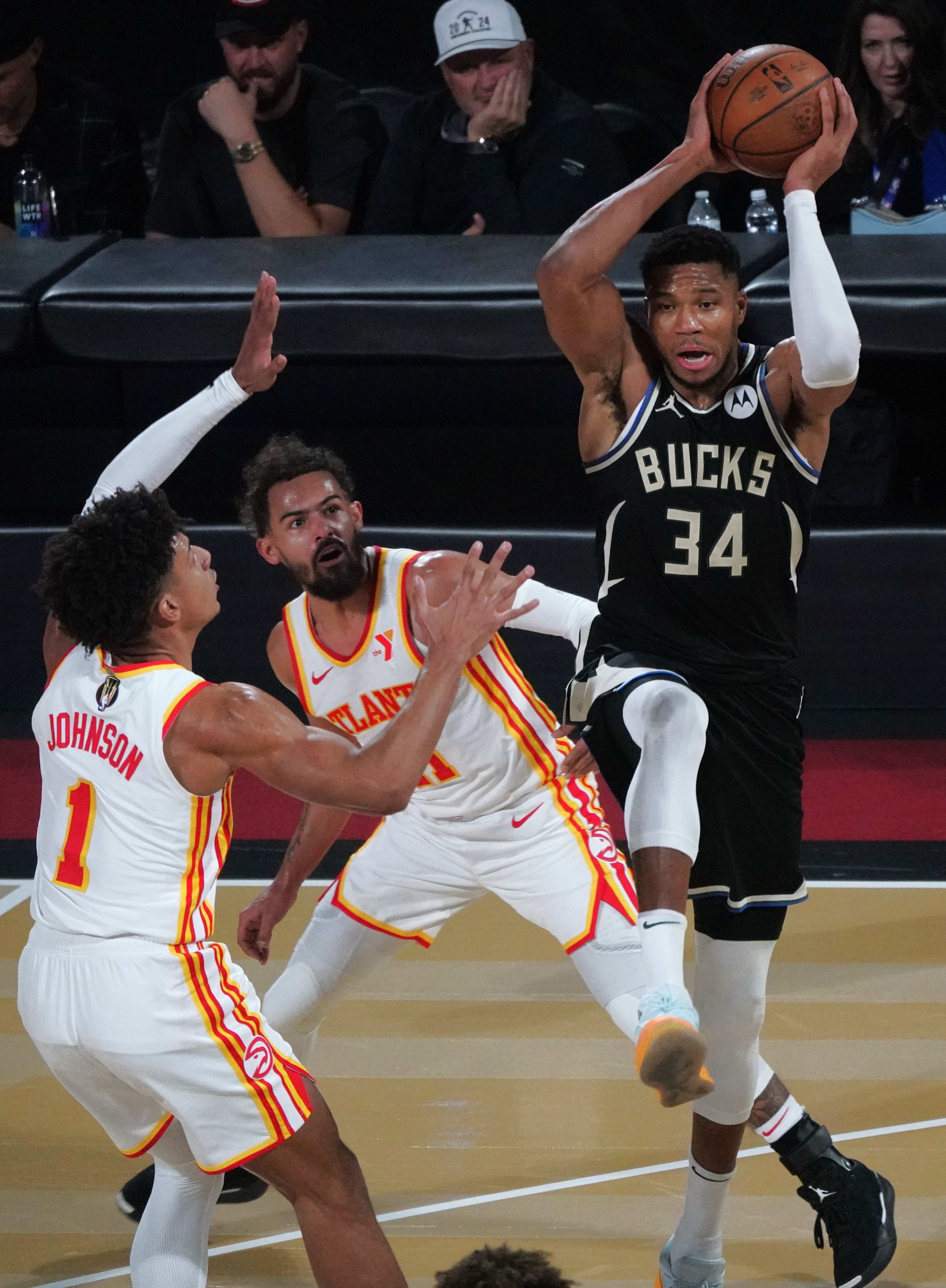 老鹰主场击败步行者,重返季后赛行列 老鹰主场击败步行者,重返季后赛行列