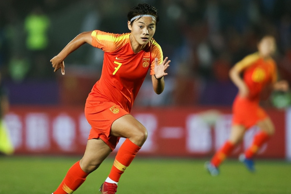 中国女足球员在国际赛场上崭露头角 中国女足球员在国际赛场上崭露头角