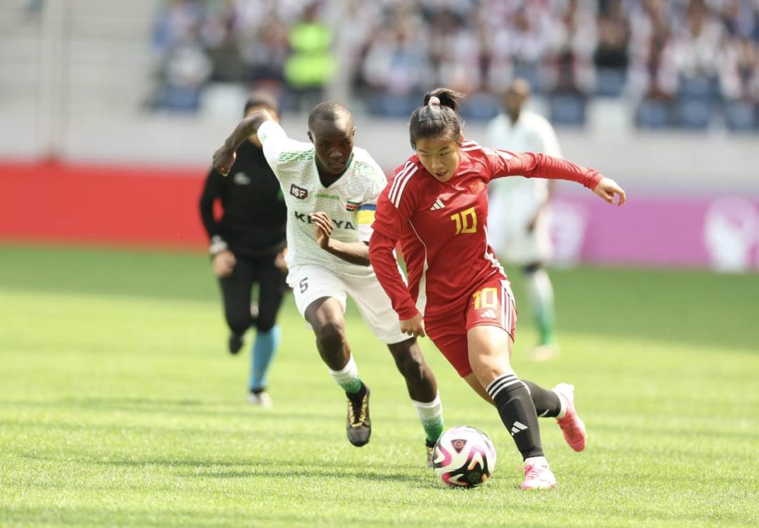 中国女足球员在国际赛场上崭露头角 中国女足球员在国际赛场上崭露头角