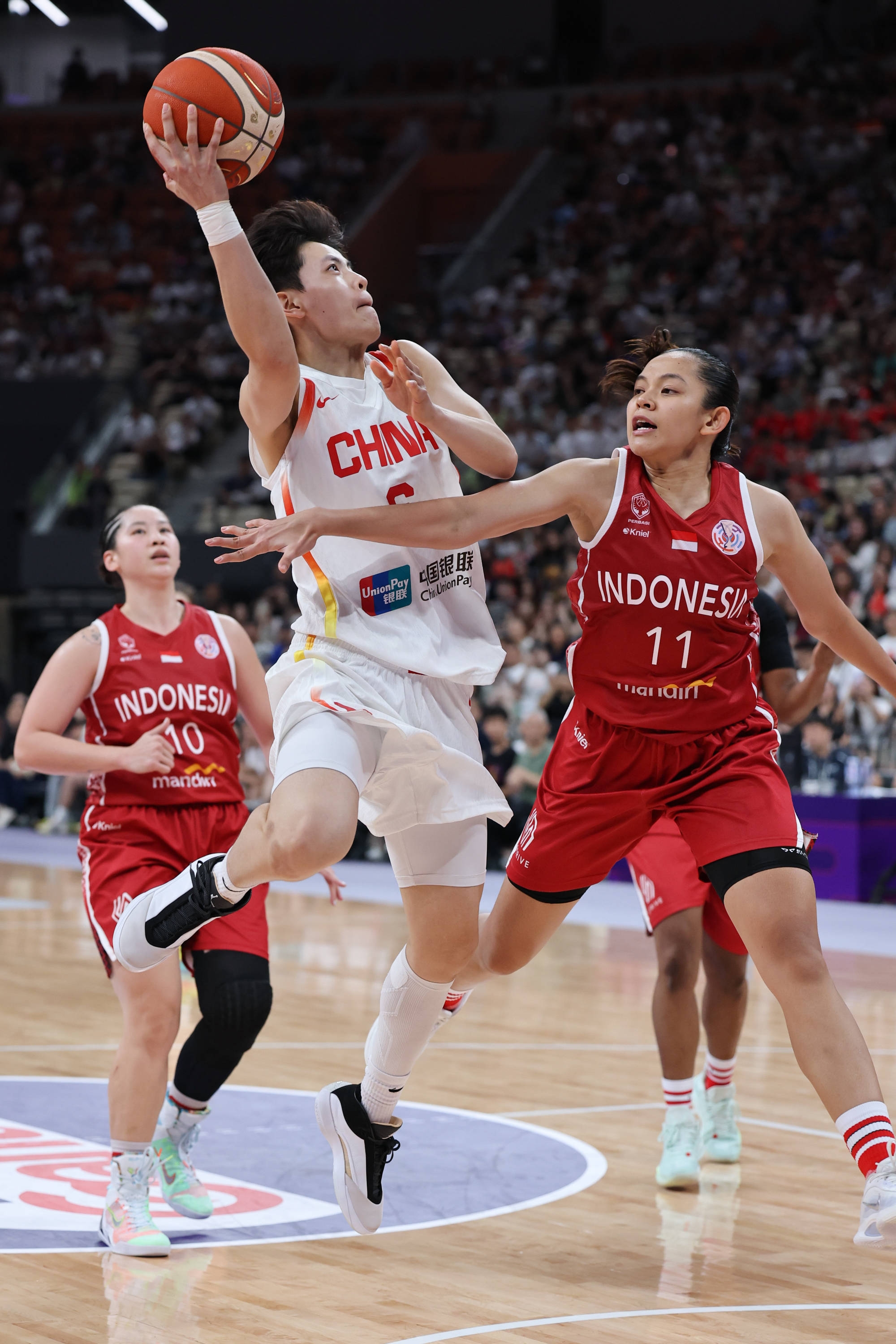 中国篮球联赛赛季进入最后阶段，胜负悬念