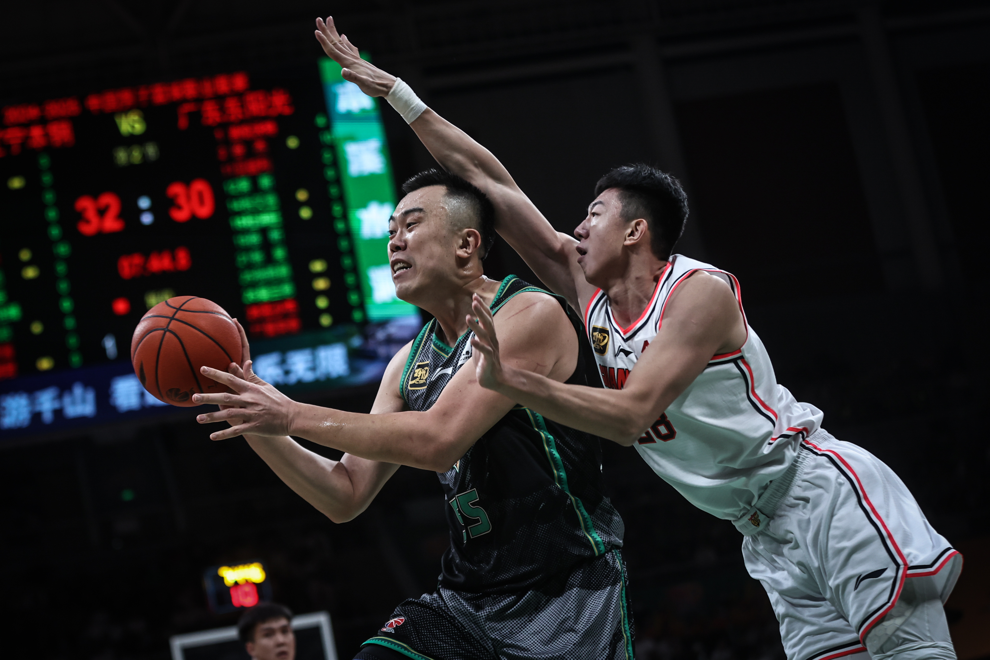 北京首钢主场对战山东队，东西部交锋