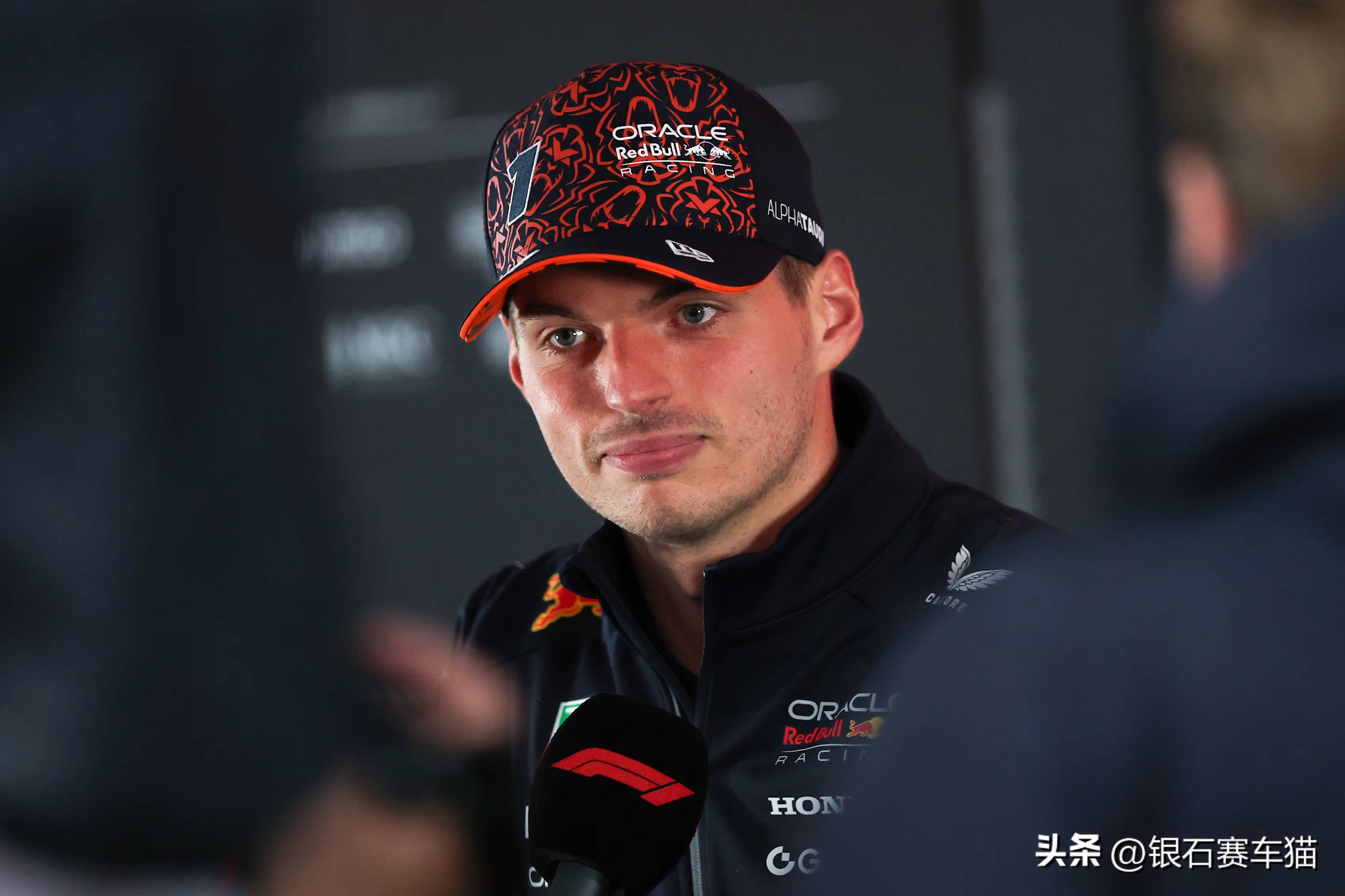 包含红牛车队碾压梅赛德斯，维斯塔潘状态火热的词条