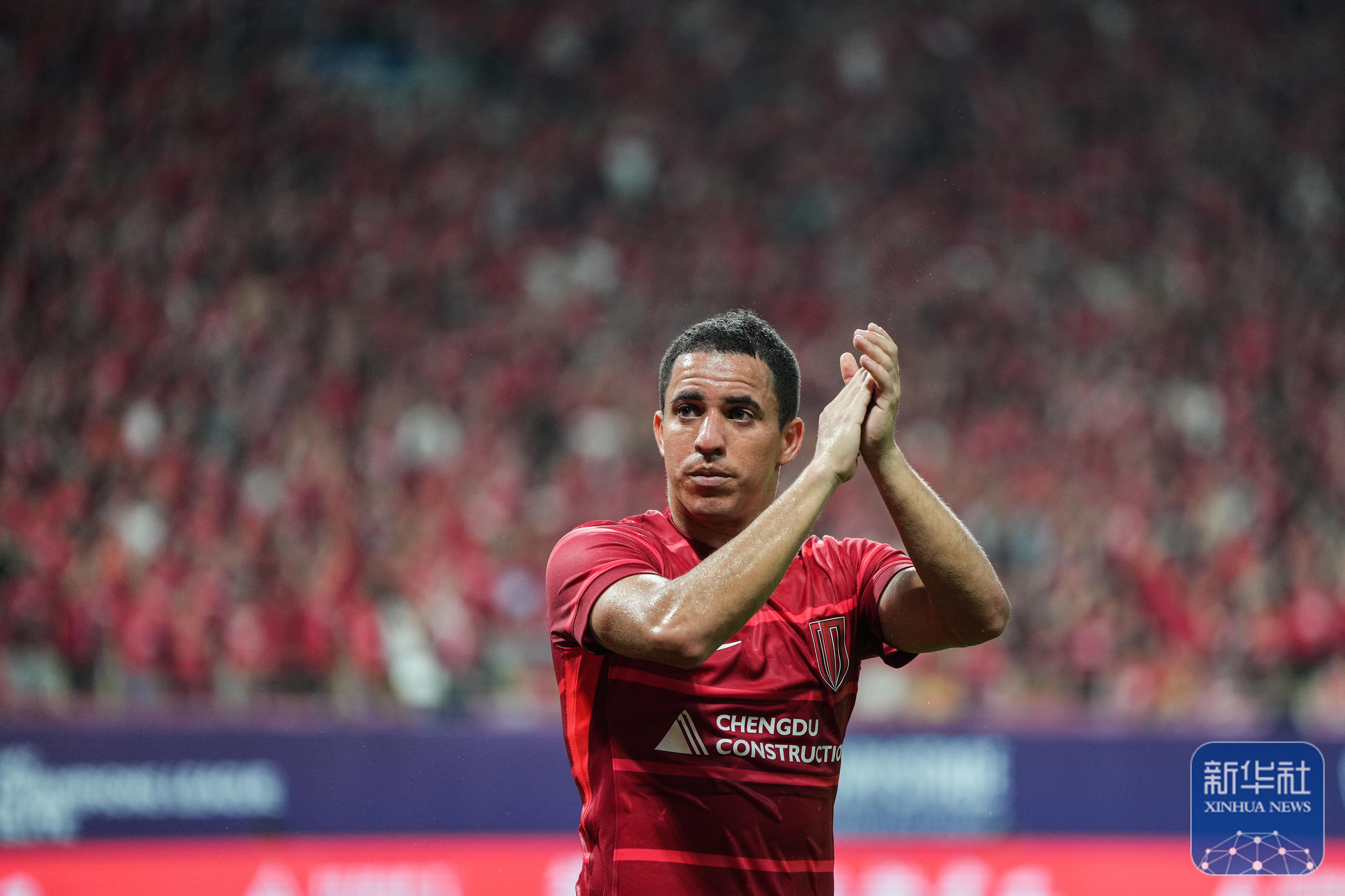 曼联在关键比赛中反超对手，夺得胜利晋级