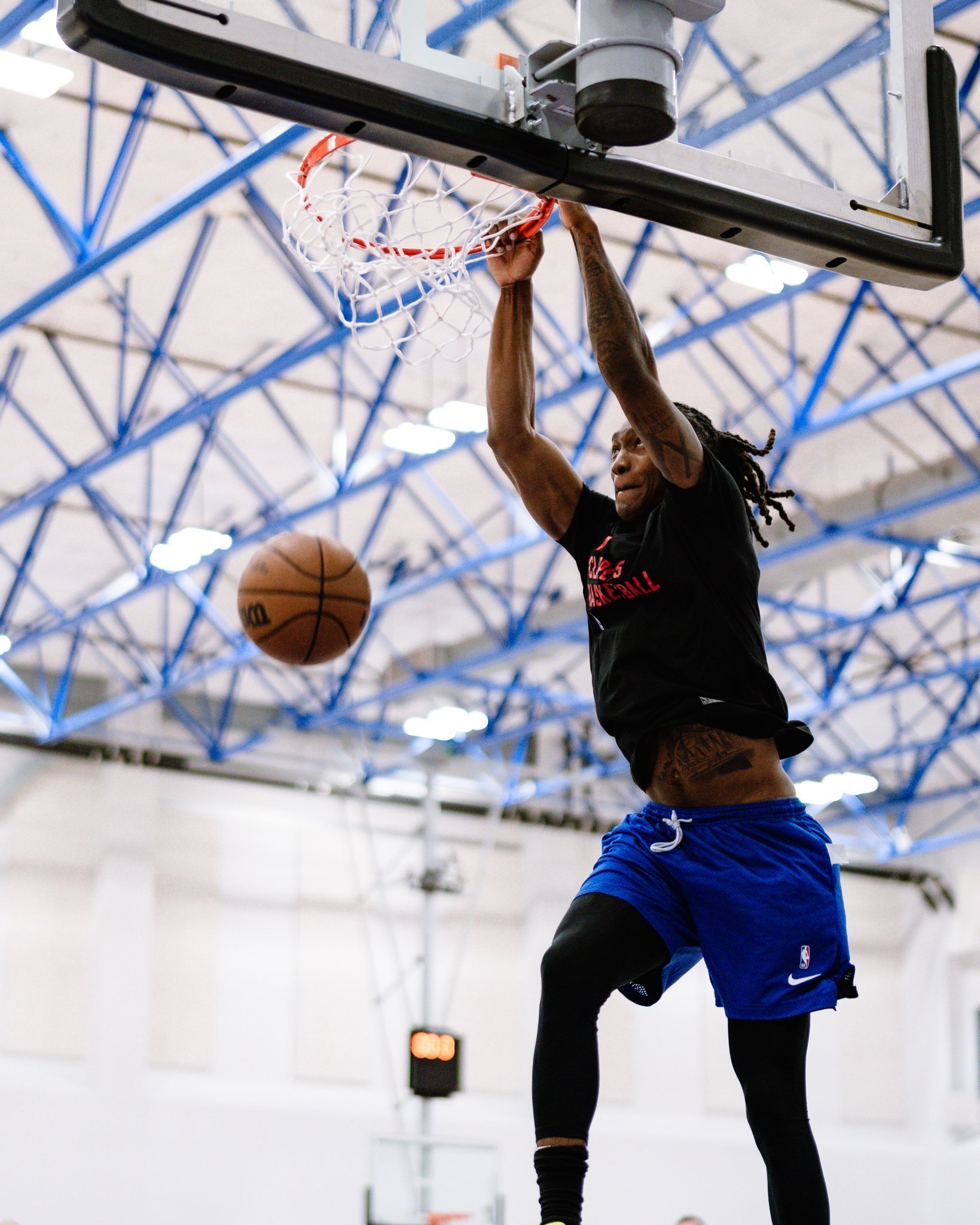 包含西班牙男篮完胜篮网，威斯布鲁克高光表现的词条