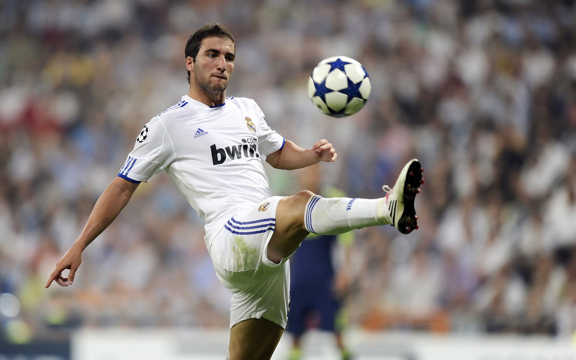 奥运周期关键战启示录，从皇马锁死智利战术看现代足球防守哲学